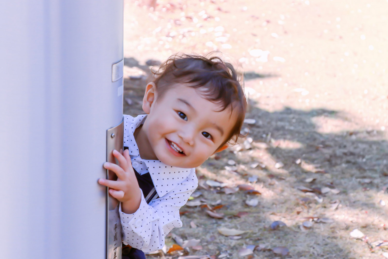 柱からのぞく赤ちゃん