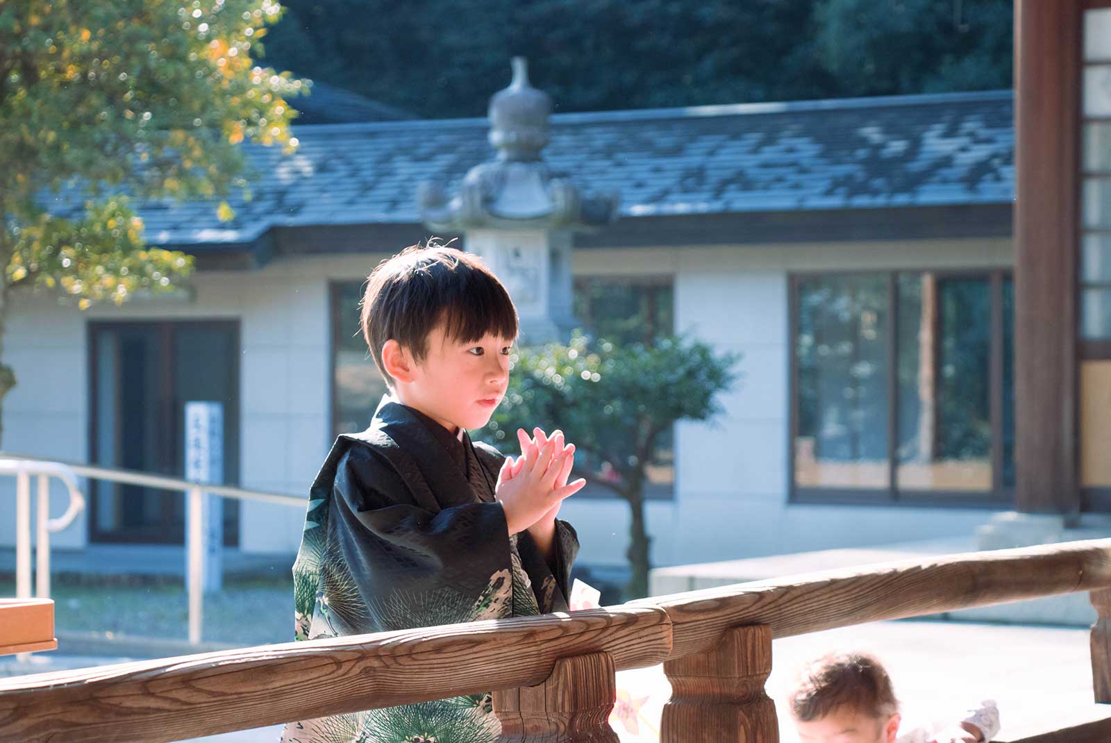 七五三・神社で手を合わせる男の子